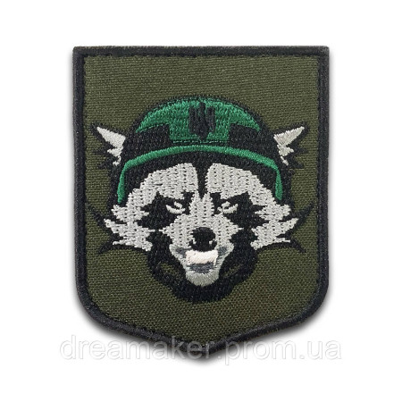 Шеврон боевой енот в шлеме (вш-164)
