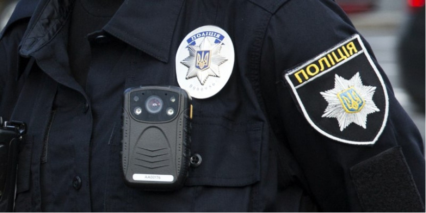 Розташування шевронів на формі поліції